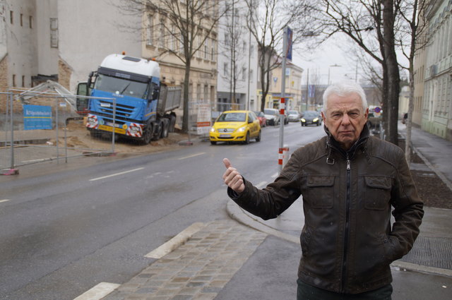 Trotz einer Baustelle und der Fahrbahnverengung wird in der Krausegasse gerast, ärgert sich Peter Welkhammer.