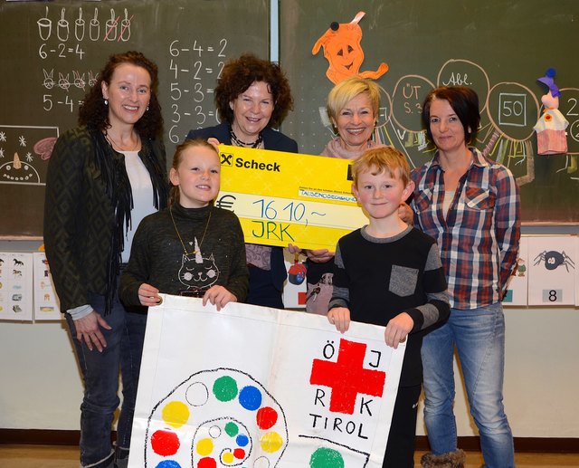 „Schüler helfen Schülern“: VS-Direktorin Andrea Bichler (links), Maria Ellinger und Leni Höck überreichten einen Spendenscheck an Direktorin Anita Marksteiner (2. von links). | Foto: Nageler