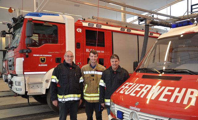 BI Hansjörg Zernig, ÖA FM Alexander Nairz, AK ABI Werner Strobl sind stolz auf das moderne wenn auch 10 Jahre alte Gerätehaus. Foto (c) Skamen