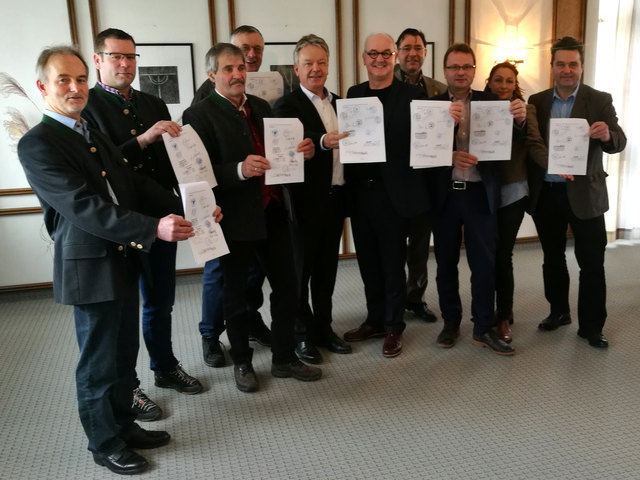 Die Gemeinde- und Tourismusvertreter reichen gemeinsam die Petitionen beim Landtag ein.