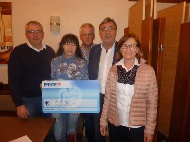 Scheckübergabe durch LAbg. Johann Richter (2. von rechts) an (von links) Norbert Csukovits, Susanne Klobosits, Franz Klobosits und Marianne Klobosits. | Foto: ESV Tschantschendorf