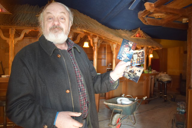 Schwelgt in Erinnerung und hat zum Termin mit Bezirksblatt-Redakteurin Karin Zeiler Fotos von anno dazumal mitgebracht. | Foto: Zeiler