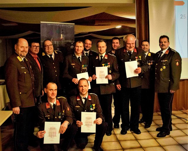 Kameraden, die seit 25 Jahren bei der Feuerwehr Hofkirchen sind, wurde geehrt.