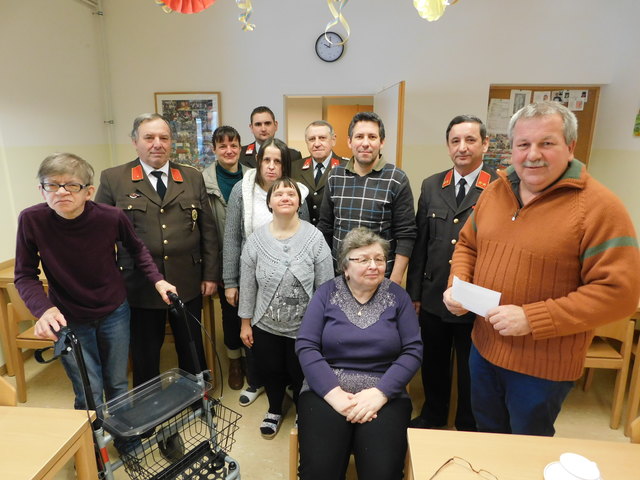 Die übergebene Spende von 590 Euro entstammt der Weltener Friedenslicht-Aktion zu Weihnachten.