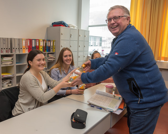 Projektpartner Johann Ebinger aus Poysdorf hat die Erstabfüllung nach Kirchdorf gebracht.