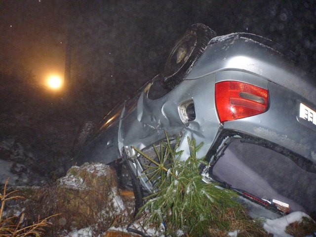 Glück im Unglück hatte ein Lenker am Freitag, 16. Februar 2018 in Kopfing: Ein zufällig hinter ihm fahrender Autolenker hatte den Unfall bemerkt. | Foto: FF Engertsberg