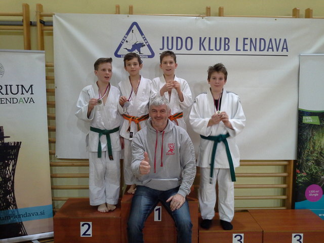 Betreuer Josef Archan mit 
seinem Team. | Foto: Günter Kainz