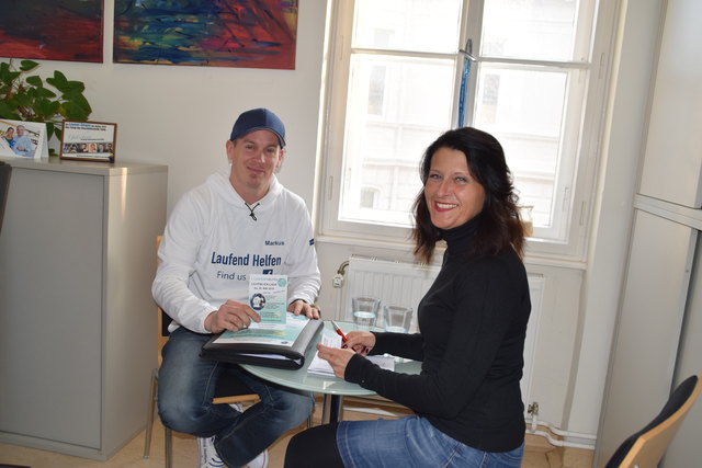 Markus Riederer, Obmann des Vereins "Laufend helfen" mit Bezirksblatt-Redakteurin Karin Zeiler.