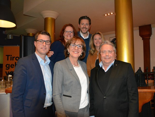 V.l.: Bgm. Christian Härting, BR Anneliese Junker, Wirtschaftsbundobmann Franz Hörl. H.l.: VBgm. und WB-Kandidatin für die Landtagswahl Dr. Cornelia Hagele, WB-Präsident Dr. Harald Mahrer, NR Rebbeca Kirchbaumer.