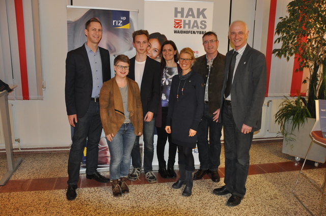 v.l.n.r. Gregor Haslinger, Barbara Pirringer, Thomas Übellacker, Carina Gross, Astrid Huber, Manfred Schörghuber, Dir. Franz Hofleitner﻿ | Foto: HAK