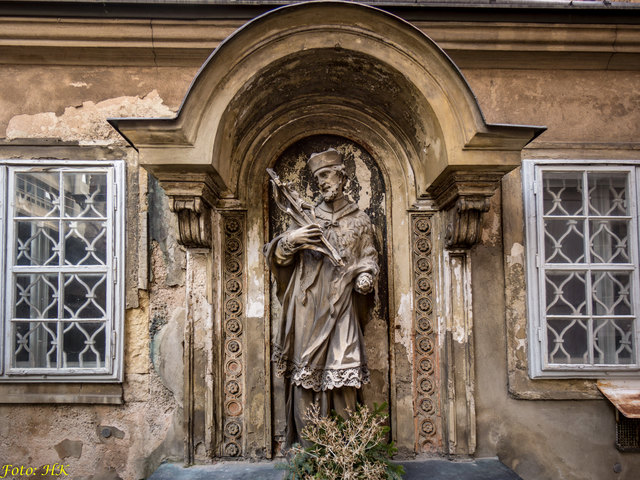 Die Nepomukstatue bei der Kirche Maria Treu