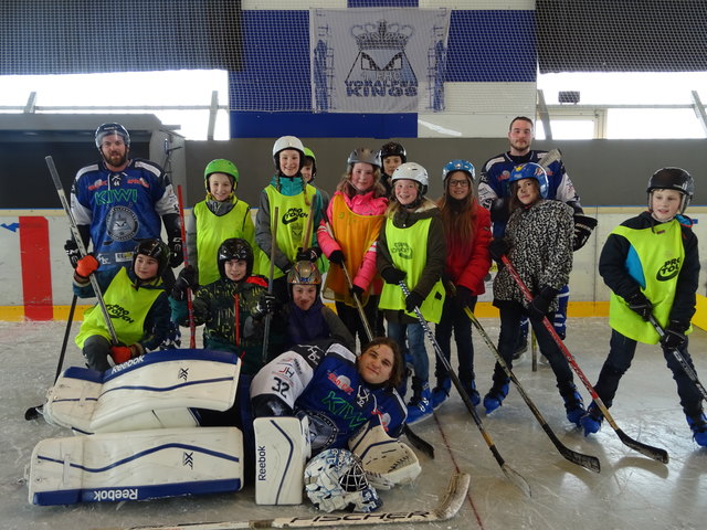 Was für ein Erlebnis: Das Eishockeyspiel mit den „Voralpenkings“ war ein Riesenspaß für die Schüler. | Foto: S. Pühringer