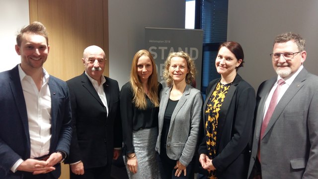 Jürgen Kapeller (Bezirksvorsitzender Junge Wirtschaft Linz-Land), Manfred Benischko (Obmann Bezirksstelle Linz-Land), Julia Prandstetter (Bezirksvorsitzende-Stv. Junge Wirtschaft Linz-Land), Andrea Danda-Bäck (Bezirksstellenleitern Linz-Land), Jasmin Haider-Stadler (GF Whisky-Erlebniswelt, Destillerie Haider), Herbert Bahn (Sparkasse OÖ). | Foto: WKO