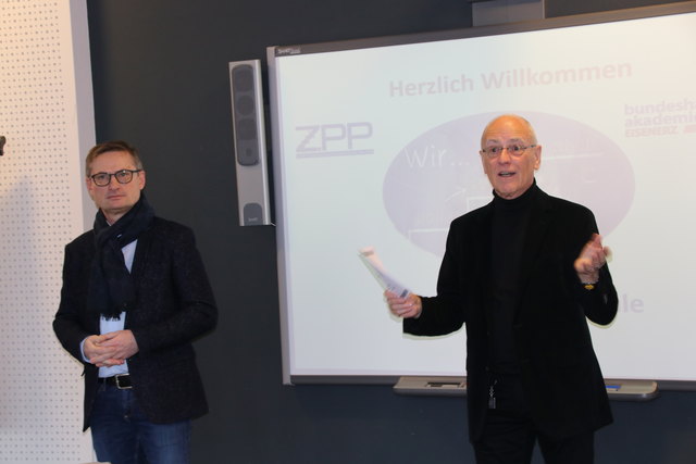 Markus Pump, Geschäftsführer ZPP, und Siegfried Nerath (v.l.) beim 7. Wirtschaftsfrühstück der ZPP Dentalmedizintechnik GmbH in Kooperation mit der BHAK Eisenerz. | Foto: KK