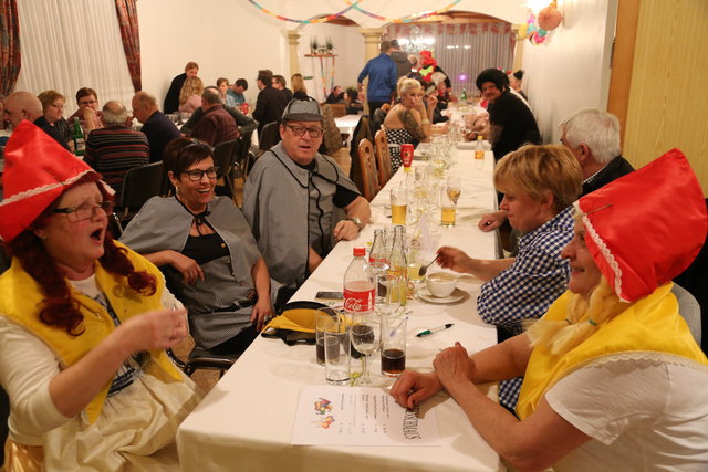 Inge Pehm mit ihrem Mann (beide als Sherlock Holmes) und die Gäste unterhielten sich prächtig.