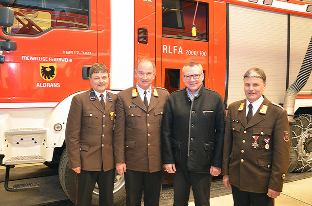Bürgermeister Aldrans Hannes Strobl,Landesfeuerwehrkommandant LBD Ing. Peter Hölzl﻿, Landesrat Johannes Tratter, Abschnittkommandant ABI Werner Strobl. Foto(c) Nairz/Skamen