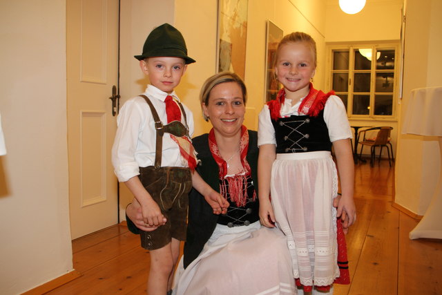 Kindertrachtler: Andrea Grabner mit Sohn Andreas und Eva.