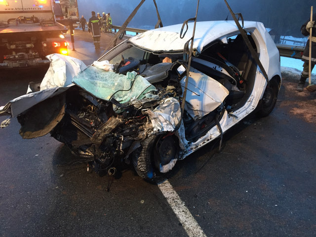 Bei einem frontalen Zusammenstoß auf der Reschenbundesstraße wurden zwei Menschen getötet | Foto: ZOOM.TIROL