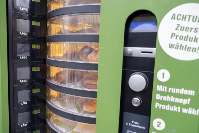 Ein Automat gegen die Verschwendung von Lebensmitteln: Täglich von 20 Uhr bis 6 Uhr morgens sowie sonntags gibt es in den Automaten der Bäckerei Felzl Brot, aber auch Kipferl und andere Mehlspeisen zu kaufen. Verkauft wird, was nach Ladenschluss übriggeblieben ist. Die Preisspanne reicht dabei von 1,50 bis 2 Euro. Zu finden sind die Brot-Automaten in der Schottenfeldgasse 88 und in der Kaiserstraße 51-53 am Neubau. | Foto: Arnold Burghardt