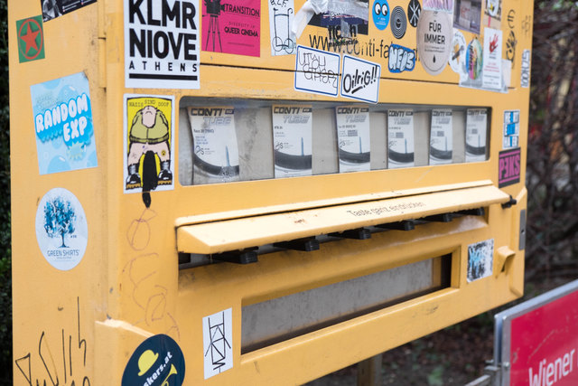 Ein geplatzter Fahrrad-Reifen ist kein Problem, wenn man sich in der Nähe des Siebensternplatzes aufhält. Denn dort gibt es direkt bei der Station der Linie 49 einen Automaten, der gegen Bezahlung Fahrradschläuche ausspuckt. Am Fahrradständer nebenan ist eine Luftpumpe zu finden. | Foto: Arnold Burghardt