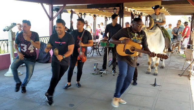 Livebands spielen überall auf Kuba.