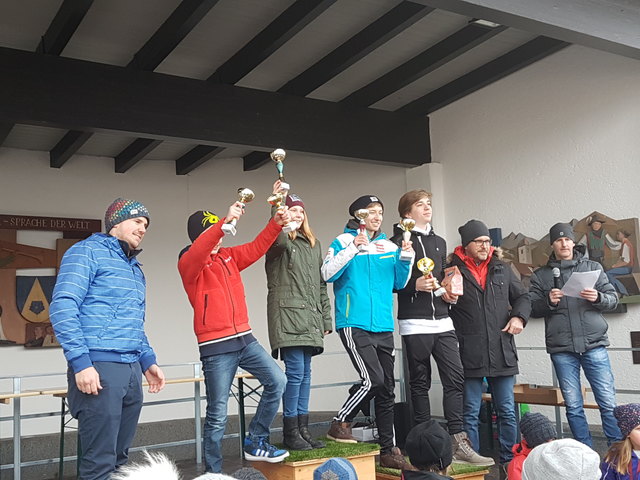 Die TagessiegerInnen beim Dorfjugendwintersporttag in Axams.