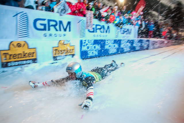 Nach dem Sieg gab's für Kammi kein Halten mehr. Er machte den Diver im Auslauf der Grantaubahn. | Foto: BREONIX/Chris Walch