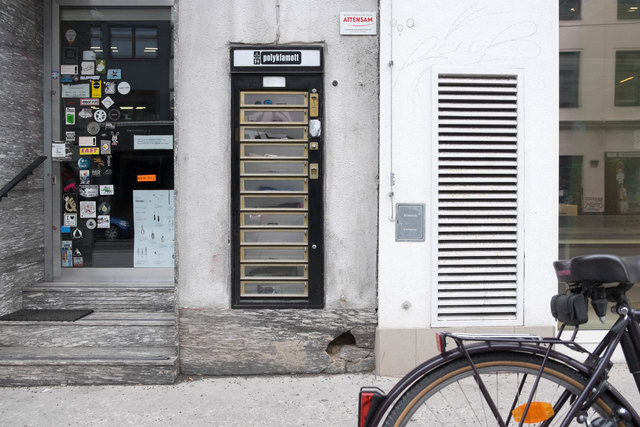 Hauben, Handschuhe und Sonnenbrillen gibt es im Secondhand-Automat in der Hofmühlgasse 6, 1060 Wien. | Foto: Arnold Burghardt