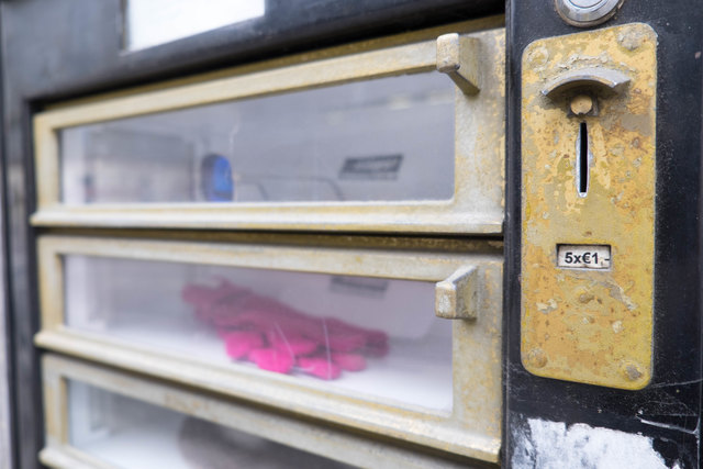 In der kalten Jahreszeit gibt es beim Automaten in der Hofmühlgasse 6, 1060 Wien, vor dem Secondhand-Laden Polyklamott um je fünf Ein-Euro-Stücke Hauben, Handschuhe und Sonnenbrillen zu kaufen. Das ist praktisch, wenn man besagte Accessoires verloren hat, aber auch sonst lohnt sich ein Blick auf das Angebot: der Vintage-Stil der angebotenen Waren ist nicht alltäglich. Im Sommer wird das Sortiment um Badesachen ergänzt. | Foto: Arnold Burghardt