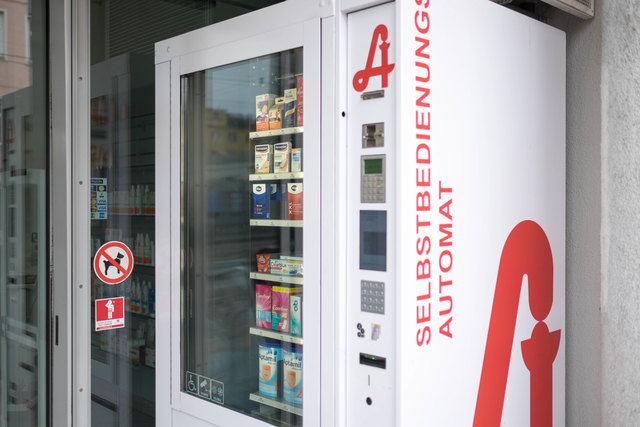Bei Apotheken-Automaten kann man rund um die Uhr alles besorgen, was man für kleinere Wehwehchen und Notfälle so braucht. Windeln, Pflaster, Zahnpasta, Baby-Nahrung, Binden sowie Tampons, Schwangerschaftstests und Kondome stehen dort unter anderem zum Verkauf. Standorte in Wien sind bei der Alte Remise Apotheke in der Maroltingergasse 53, 1160 Wien, bei der Einhorn Apotheke in der Margaretenstraße 31, 1040 Wien, und bei der St. Georg Apotheke am Kagraner Platz, 1200 Wien. | Foto: Arnold Burghardt
