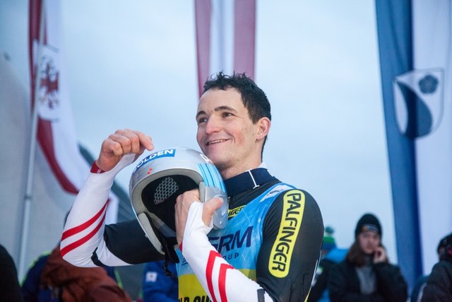 So sehen Sieger aus! Thomas Kammerlander ist aktuell der dominierende Mann im Naturbahnrodel-Weltcup. | Foto: BREONIX/Chris Walch