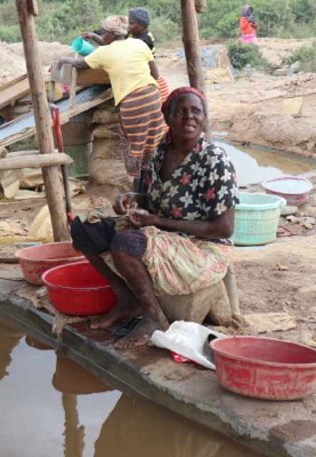 Frau beim Goldwaschen in Kenia