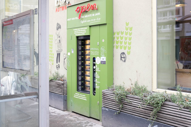 Ein Automat gegen die Verschwendung von Lebensmitteln: Täglich von 20 Uhr bis 6 Uhr morgens sowie sonntags gibt es in den Automaten der Bäckerei Felzl Brot, aber auch Kipferl und andere Mehlspeisen zu kaufen. Verkauft wird, was nach Ladenschluss übriggeblieben ist. Die Preisspanne reicht dabei von 1,50 bis 2 Euro. Zu finden sind die Brot-Automaten in der Schottenfeldgasse 88 und in der Kaiserstraße 51-53 am Neubau. | Foto: Arnold Burghardt