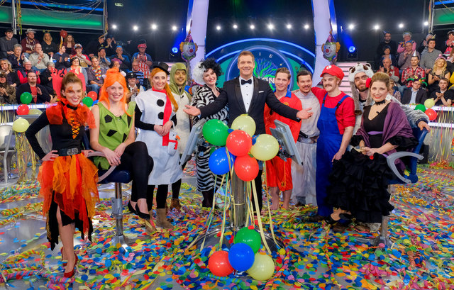 "Die Faschings-Millionenshow", Im "Faschingsspecial" bei Armin Assinger haben zehn Kandidaten die Chance auf das große Geld! 
Diesmal treten die Kandidaten verkleidet auf und hoffen, den Faschingsausklang mit möglichst viel Geld feiern zu können.Im Bild: Roxane Braun (Wien), Anna Ebner (Innsbruck, T), Petra Mayer (Trebesing, K), Tobias Artacker (Wien), Stefanie Rögner (Großengersdorf, N), Armin Assinger, Philipp Reb (St. Andrä-Wördern, N), Benjamin Hupfauf (Fließ, T), Leonhard Heidegger-Kastenhuber (Ohlsdor | Foto: ORF