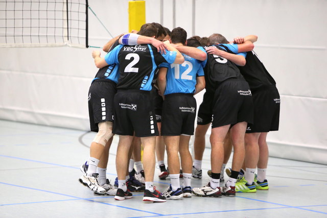 Augen zu und durch: Der schier nicht enden wollenden Siegesserie der Steyrer Volleyballer machten die Hausmannstättner einen Strich durch die Rechnung.