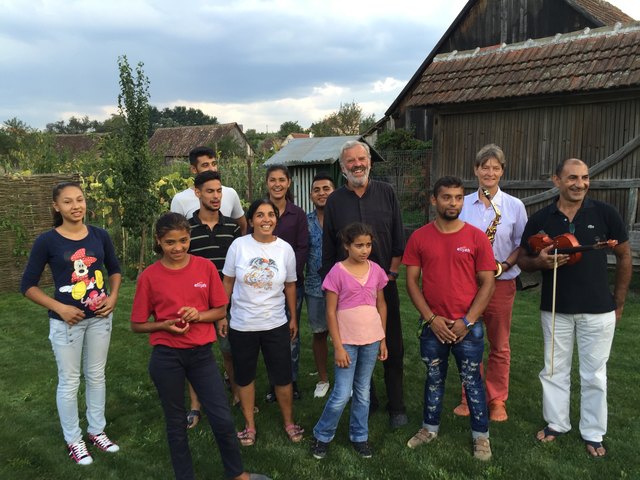 Pater Georg Sporschill mit Roma | Foto: Zenkert