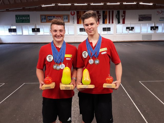 Die Stockschützen Jakob Solböck und Markus Karl aus Wang. | Foto: ESV Wang