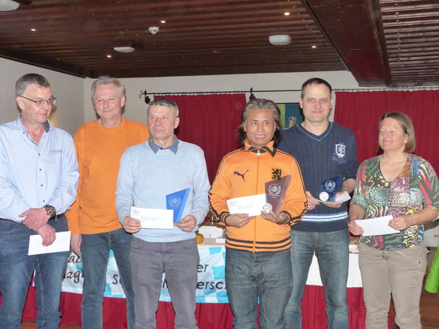 Die Gewinner der Hauptpreise (von links): Thomas Feichtner (Uttendorf, 4.), Peter Mooslechner (Zell am See, 5.), Nurija Hasanovic (Pjesak, 2.), Dawa Lama (Zell am See, Sieger), Juro Ljubic (Schwarzach, 3.) und Ortrun Göschl (Zell am See, beste Dame) | Foto: Christine Grundner