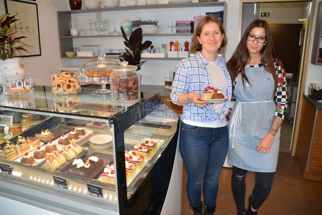 Patisseurin Milda mit ihrer Mitarbeiterin Judit.