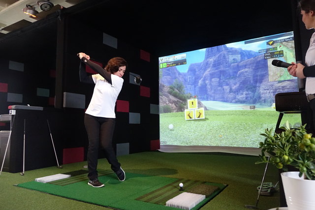 Abschlag im neuen Golfstudio. Foto: Blinzer