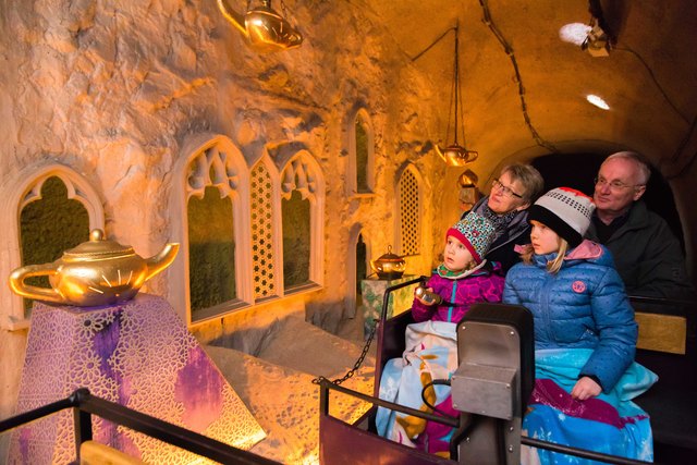 Staunende Blicke: Enkelinnen wie Großeltern sind fasziniert und gestalten die Fahrt in der Märchenbahn aktiv mit. | Foto: Jorj Konstantinov