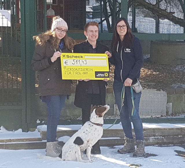 Julia Frischmann und Franz Muigg überreichen € 511,43 an die Tierheimleiterin Simone Ostermünchner.