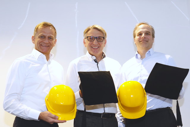 &lt;f&gt;Meilenstein:&lt;/f&gt; Hermann Talowski, Josef Herk und Thomas Mayr (v. l.) | Foto: Fischer