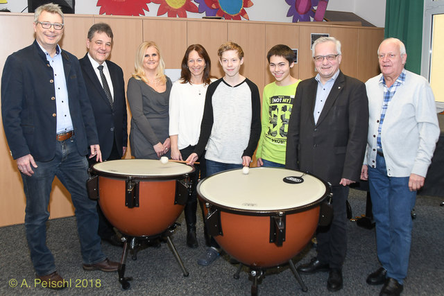 "Paukenschlag": Übergabe der Pauken an die Schule durch Elternverein und Marktgemeinde. Im Bild: Martin Vodicka/Elternverein, Direktor Ernst Pokorny, Alexandra Harrer/Elternverein, Petra Steiner, Matthias Kühn, Vincent Weber, Bürgermeister Ferdinand Köck und der für das Schulwesen zuständige GGR Walter Promitzer.