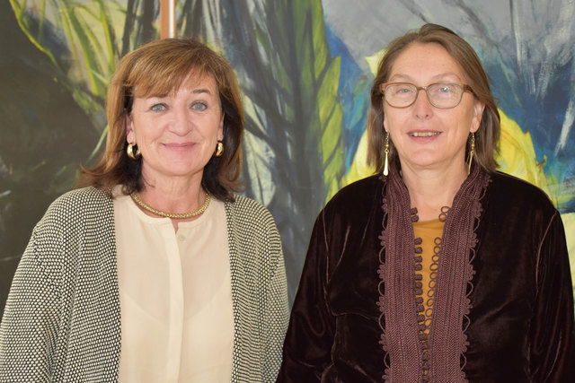 Für Integrationslandesrätin Christine Baur und Bildungslandesrätin Beate Palfrader beginnt die frühe Sprachförderung in der Familie. | Foto: Land Tirol/Pidner