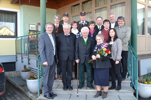 Gertrude und Friedrich Ranz im Kreis der Gratulanten. | Foto: Marktgemeinde Mettersdorf