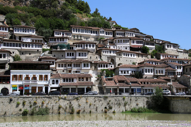 Eine Häuserfront in Berat in Albanien. | Foto: Ernst Martinek