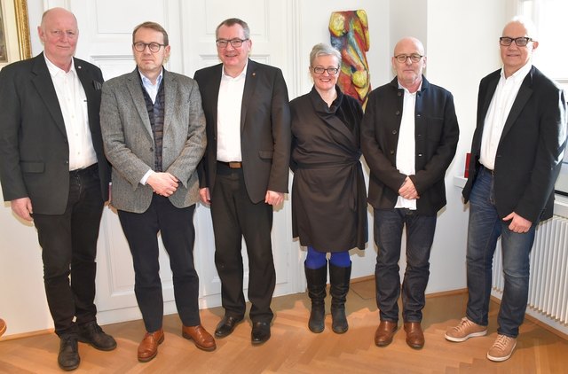 LR Johannes Tratter (3. von li) und Nikolaus Juen (Vorstand Abteilung Bodenordnung, ganz li) mit den Mitgliedern des Gestaltungsbeirats Andreas Meck (München), Lilli Licka (Wien), Armando Ruinelli (Soglio / Schweiz) sowie Christoph Mayr Fingerle (Bozen).