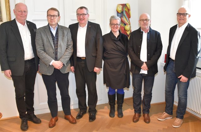 LR Johannes Tratter (3. von li) und Nikolaus Juen (Vorstand Abteilung Bodenordnung, ganz li) mit den Mitgliedern des Gestaltungsbeirats Andreas Meck (München), Lilli Licka (Wien), Armando Ruinelli (Soglio / Schweiz) sowie Christoph Mayr Fingerle (Bozen). | Foto: Land Tirol