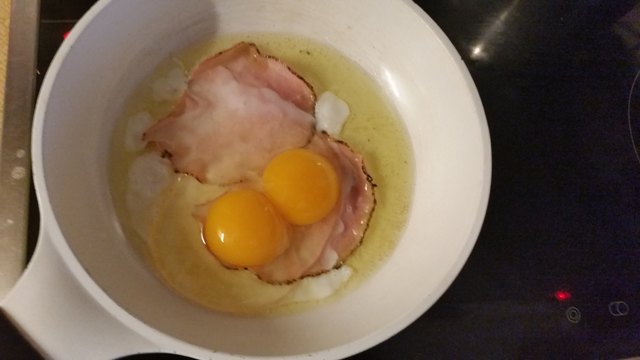 Die Fastenzeit hat es in sich , ich wollte mir EIN Spiegelei machen. Siehe da, das Herk-Ei hatte einen "Doppeldootter".
